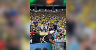 Copertina di Maxi rissa tra tifosi allo stadio di Rio de Janeiro prima della partita Argentina-Brasile: interviene la polizia
