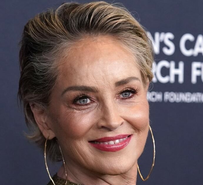 Sharon Stone è su Tinder con il suo vero nome: “Cerco l’amore. Sono uscita anche con ex detenuti ed eroinomani”