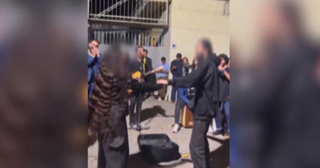Balla in strada coi capelli sciolti: il video della protesta di una giovane in Iran diventa virale