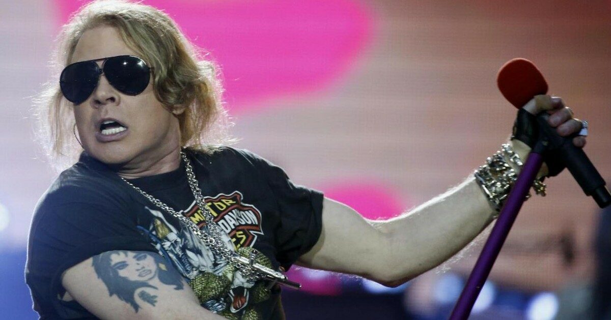 Axl Rose denunciato per violenza sessuale da un’ex modella: “Un uomo delle caverne, era accecato da rabbia sessuale”