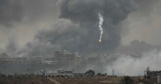 Copertina di Gaza, la diretta – Raid israeliano su un ospedale Onu: almeno 27 morti. La tregua inizierà venerdì alle 6. Qatar: “I primi ostaggi saranno rilasciati alle 16”