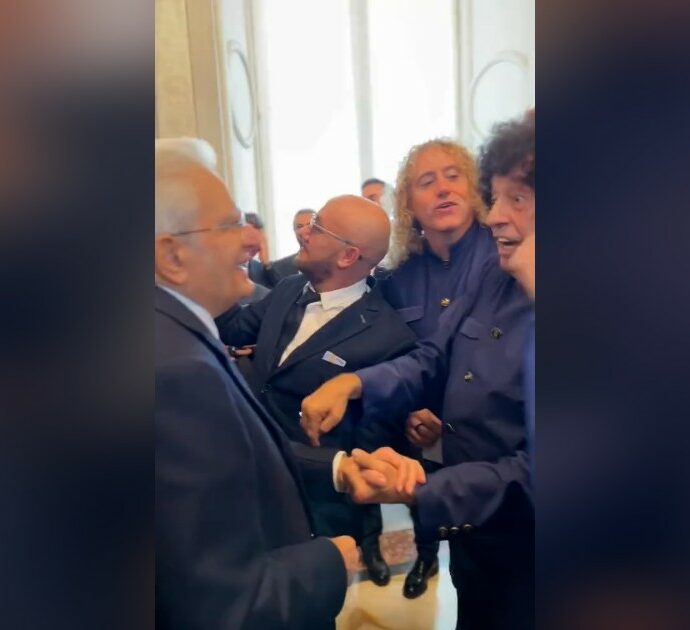 Mattarella circondato dai Cugini di Campagna: gli cantano l’ultimo brano di Sanremo. Il fuoriprogramma musicale al Quirinale