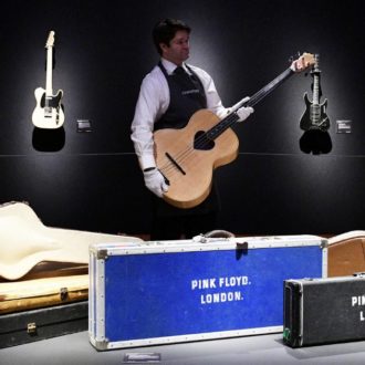 Copertina di Com’è il suono dei dollari. I big mettono all’asta le chitarre