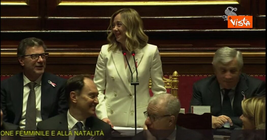 Problemi tecnici al Senato durante il question time con Meloni, il microfono della premier non va e lei si sposta tra Casellati e Calderoli – Video