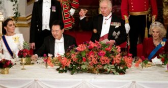 Copertina di Re Carlo cita il Gangnam style durante un banchetto ufficiale e spiazza tutti: ecco cosa è successo a Buckingham Palace