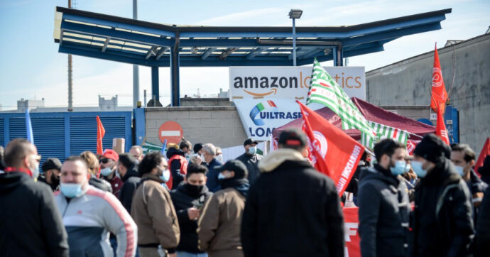La protesta globale dei lavoratori Amazon in occasione del Black Friday. “Se siamo uniti l’azienda non può competere con noi”