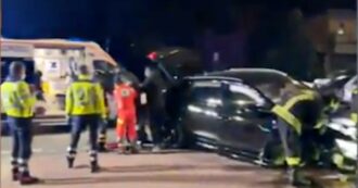 Copertina di Incidente per Balotelli, il calciatore esce di strada e distrugge l’auto. E rifiuta di sottoporsi l’alcoltest – video