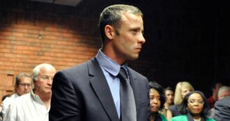 Copertina di Oscar Pistorius fuori dal carcere dopo 10 anni: l’ex olimpionico fu condannato per aver ucciso la fidanzata