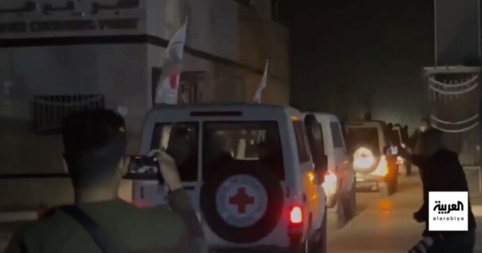 Gaza, la diretta – Primo giorno di tregua: liberati 24 ostaggi e 39 prigionieri palestinesi. Netanyahu: “Spagna e Belgio sostengono il terrorismo”