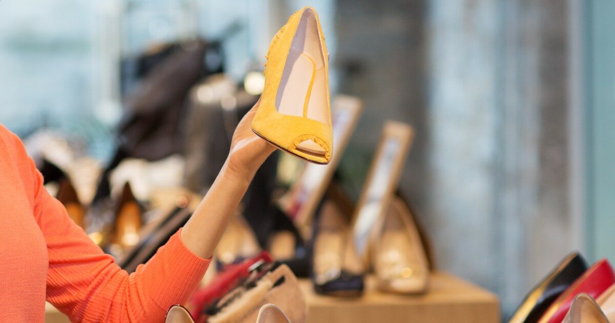 20 euro per provare le scarpe nel suo negozio: “I clienti non hanno alcun rispetto. Le provano, fanno le foto e poi comprano online”