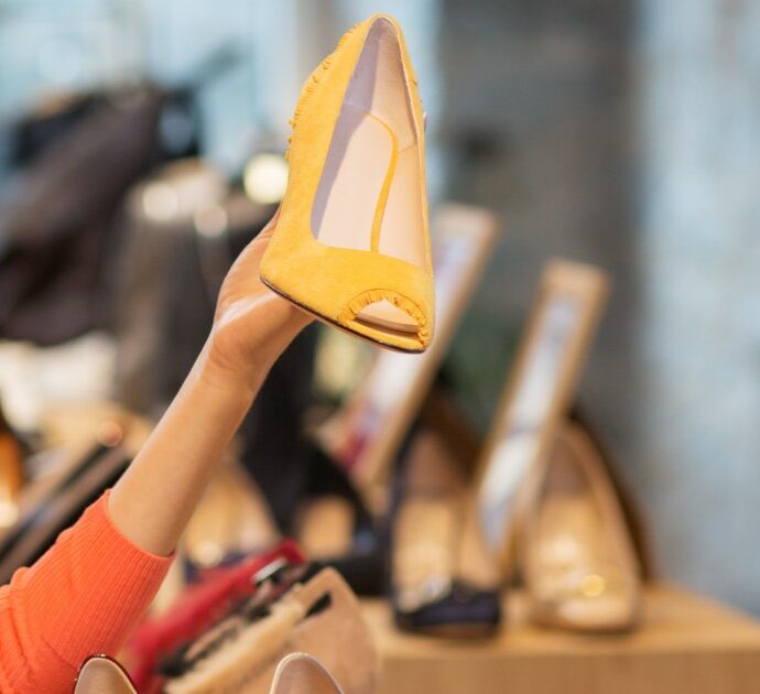 20 euro per provare le scarpe nel suo negozio: “I clienti non hanno alcun rispetto. Le provano, fanno le foto e poi comprano online”