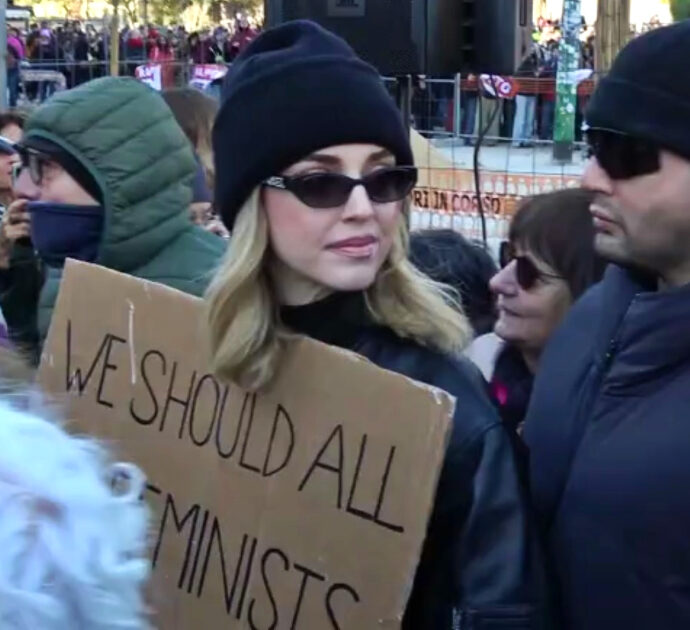 Anche Chiara Ferragni in piazza a Milano contro la violenza sulle donne: “Mi sono commossa” – Video