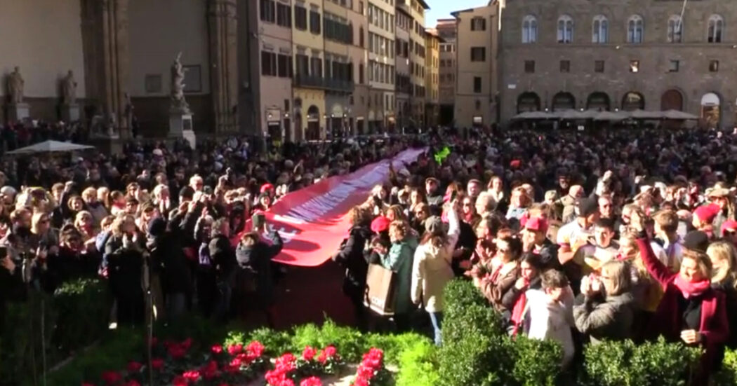 Violenza contro le donne, piazza della Signoria a Firenze gremita di persone: “Basta femminicidi”