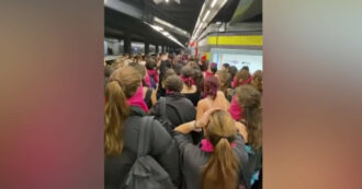 Copertina di Violenza sulle donne, flash mob in minigonna in metro a Roma: cori e fumogeni fucsia