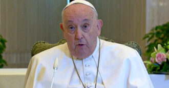 Copertina di Papa Francesco: “Non posso affacciarmi per l’Angelus perché ho questo problema di infiammazione ai polmoni”