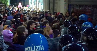 Copertina di Roma, tensione con la polizia davanti alla sede di Pro Vita: cori e striscioni contro l’associazione antiabortista – Video