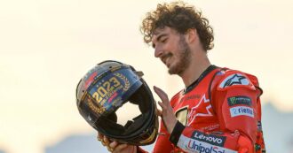 Copertina di Bagnaia campione del mondo di MotoGp: storico bis con la Ducati. Martin cade, Pecco vince a Valencia