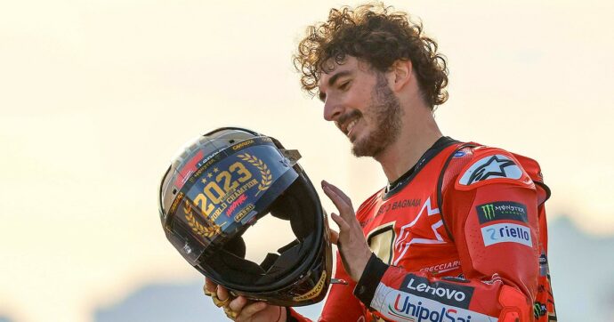 Bagnaia campione del mondo di MotoGp: storico bis con la Ducati. Martin cade, Pecco vince a Valencia