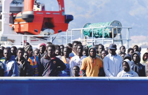 Patto migranti e asilo, accordo in Ue sulle nuove regole. L’Italia festeggia, l’Ungheria dice no. Le ong: “Moriranno più persone”