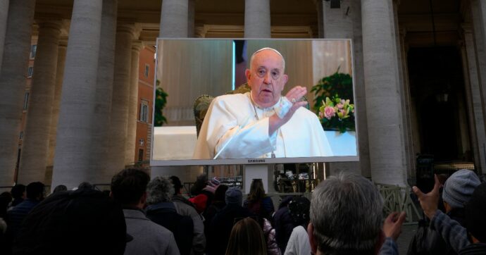 Papa Francesco rimanda alcuni impegni dopo la Tac in ospedale: “Nessuna complicazione. Esclusa la polmonite”