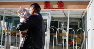 Copertina di Cina, aumento delle malattie respiratorie tra i bambini. Ospedali presi d’assalto, l’Oms rassicura: “Nessun nuovo patogeno”