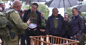 Copertina di Musk visita il kibbutz di Kfar Aza con Netanyahu: l’imprenditore miliardario ascolta i racconti della strage del 7 ottobre