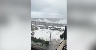 Copertina di Russia, le impressionanti immagini delle onde a Sochi: l’acqua arriva fino ai palazzi sulla costa