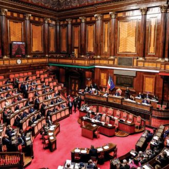 Copertina di Tre “buchi” e una lettera, Gasparri prova a salvarsi