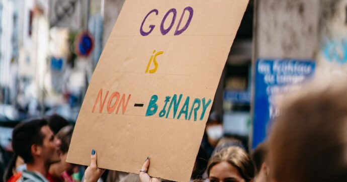 Copertina di L’arcobaleno intorno al trono di Dio: la Bibbia è queer ma i credenti non lo sanno