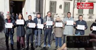 Copertina di Bollette, il sit-in di Bonelli e Fratoianni: “Da Meloni rapina sociale con la fine del mercato tutelato”