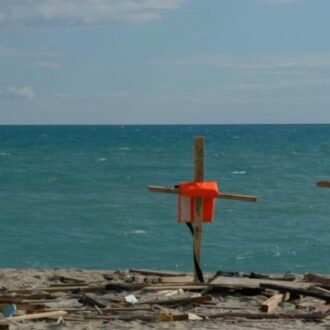 Copertina di Evento sulla strage di Cutro bloccato, il preside invita anche sindaco e vescovo. Cgil dice no: “Ci saremo solo noi con i ragazzi”