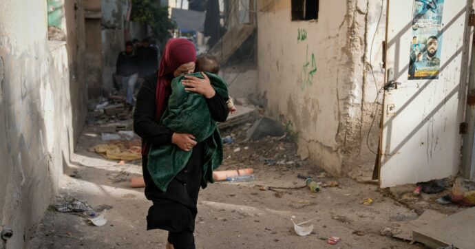 Gaza, la diretta – Hamas consegna 12 ostaggi alla Croce Rossa: 10 israeliani e 2 stranieri. Netanyahu: “La Striscia deve essere smilitarizzata e deradicalizzata”