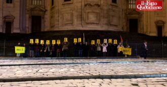 Copertina di “Stop stragi dei civili”: 5000 lapidi a Roma per ricordare i bambini palestinesi uccisi. Amnesty: “Tregua non basta, serve cessate il fuoco reale”