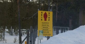 Copertina di La Finlandia chiude l’ultimo valico aperto con la Russia: “Flusso di migranti strategia di Mosca, proteggiamo i confini Nato”