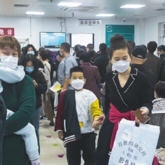 Copertina di Sindrome cinese: record ricoveri, il mondo trema