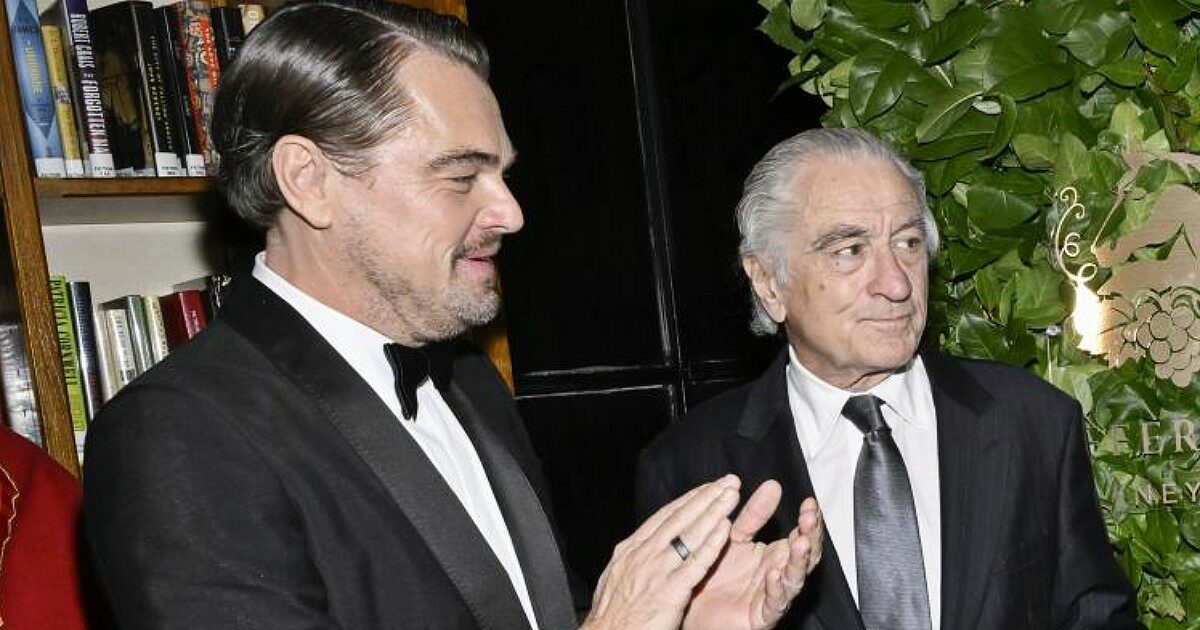 Modificano sul gobbo il discorso di De Niro contro Trump, ma l’attore tira fuori lo smartphone e lo legge. L’attacco ad Apple: “Non li ringrazio”