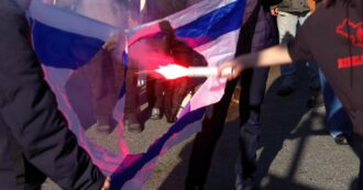 Copertina di Proteste a Torino per il meeting sull’aerospaziale e la difesa, studenti bruciano la bandiera di Israele: “Contro la Nato e l’industria della guerra”