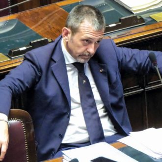 Copertina di Delmastro a processo per le frasi su Cospito: “Era segreto d’ufficio”