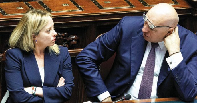 Delmastro: “Non mi dimetto”. Meloni sotto assedio detta la linea anti-pm