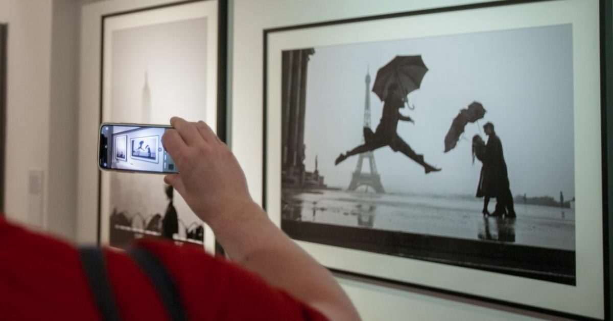 Addio a Elliot Erwitt, il fotografo e maestro degli scatti in bianco e nero che raccontavano la comicità della vita