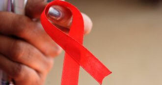Copertina di Debellare l’Aids entro il 2030? Obiettivo lontano. “Lo stigma pesa ancora tantissimo, così i test si fanno troppo tardi e il sistema immunitario è già compromesso”