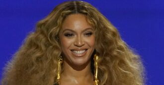 Copertina di Anche Beyoncé lancia una linea di prodotti per capelli: perché tutte le star oggi hanno un marchio di bellezza?