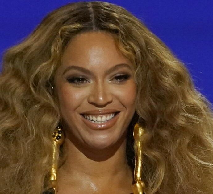 Anche Beyoncé lancia una linea di prodotti per capelli: perché tutte le star oggi hanno un marchio di bellezza?