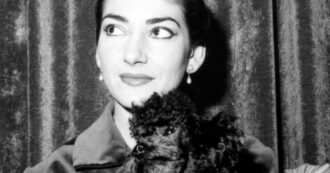 Copertina di Callas, 100 anni fa nasceva il soprano più acclamato di sempre. L’omaggio di Milano alla voce che veniva “da un altro universo”