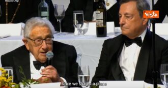 Copertina di Addio a Henry Kissinger, così nel 2022 raccontò la nascita dell’amicizia con Draghi: “Abbiamo condiviso un panino…”