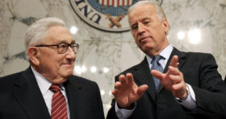 Copertina di E’ morto Henry Kissinger, aveva 100 anni. Protagonista della diplomazia statunitense con 12 presidenti. Cordoglio da Cina e Russia
