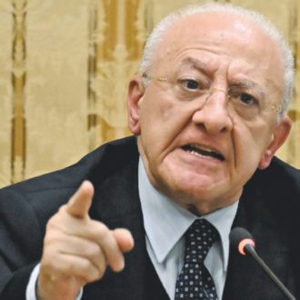 Copertina di Schlein s’è fermata a Caserta. E De Luca flirta con FdI e 5S