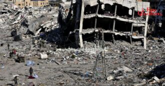 Copertina di Voci di Gaza – “Gli aiuti arrivati nella pausa sono stati solo una goccia. Ci stiamo dimenticando com’era la vita prima delle bombe”