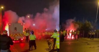 Copertina di Razzi lanciati contro la polizia dai tifosi del Legia Varsavia. Aston Villa: “Comportamento scioccante”. L’ispettore: “Scene spaventose”