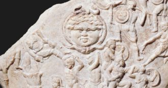 Copertina di Fidia, il maestro della scultura greca tra brocche, statue e fregi del Partenone